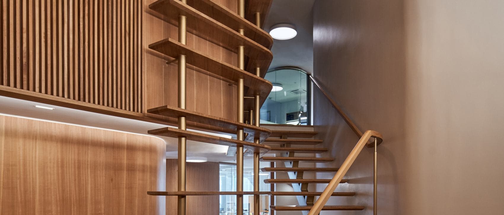 Escalera de madera y acero ejecutada por ALMA