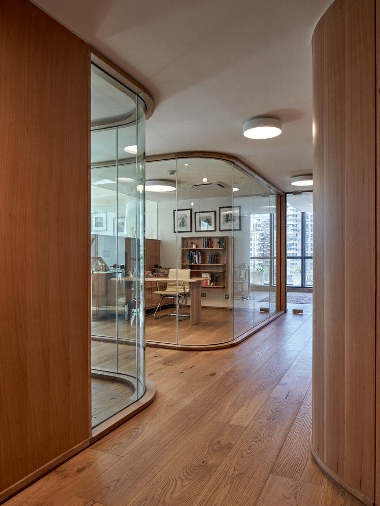 Pasillo curvo en madera de las Oficinas Horvitz
