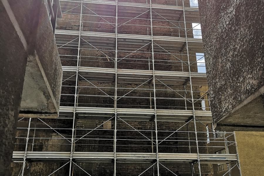 Andamios para refuerzo con shotcrete de muro medianero
