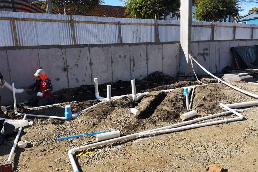 Instalaciones sanitarias bajo radier en supermercado de Carahue